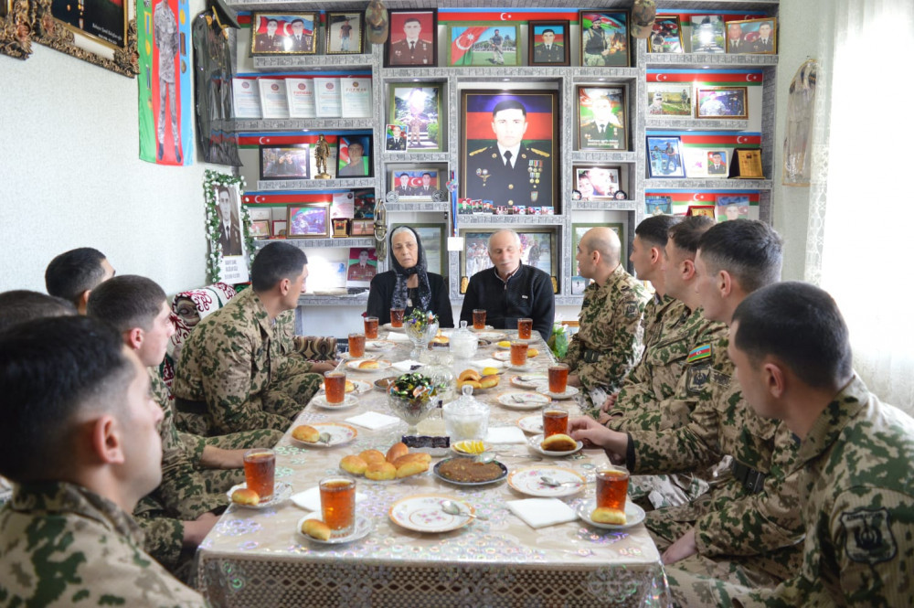 Daxili Qoşunların Naxçıvandakı hərbi birləşməsinin kollektivi bir qrup şəhid ailələsini ziyarət edib<font color=red> - FOTOLAR</font>