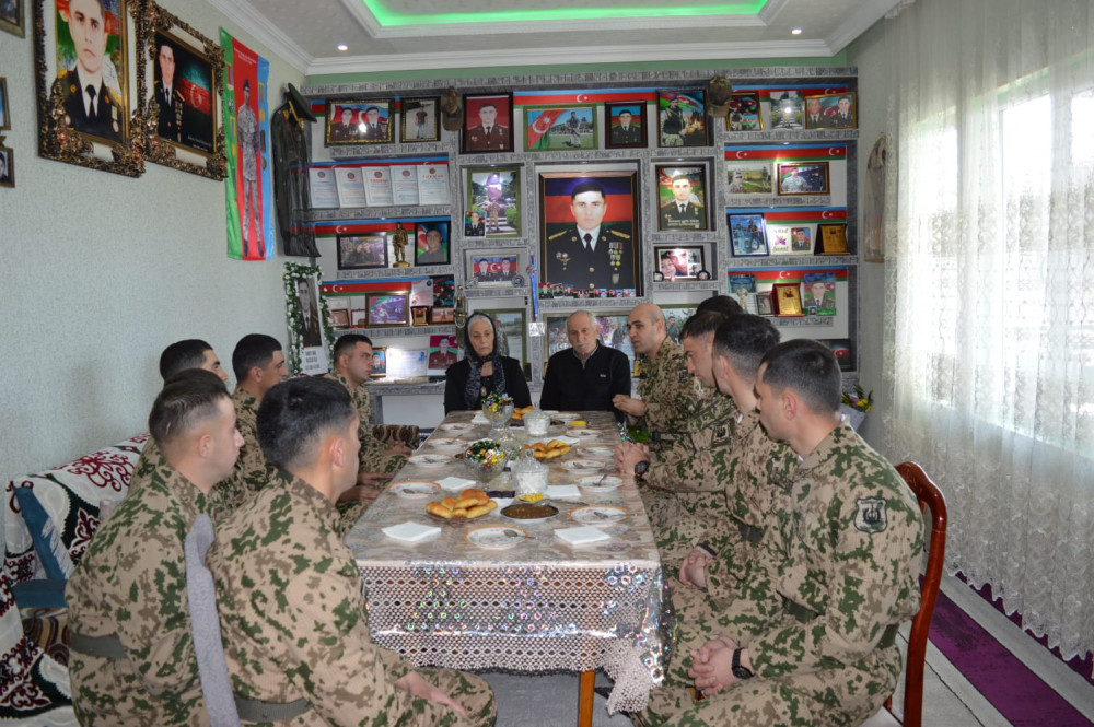 Daxili Qoşunların Naxçıvandakı hərbi birləşməsinin kollektivi bir qrup şəhid ailələsini ziyarət edib<font color=red> - FOTOLAR</font>