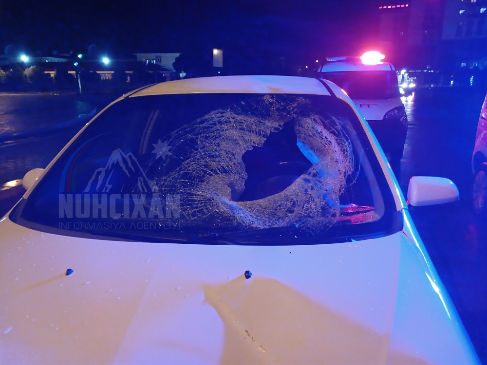 Naxçıvan şəhərində piyadanın vurulması ilə nəticələnən yol-nəqliyyat hadisəsi baş verib<font color=red> - FOTOLAR</font>