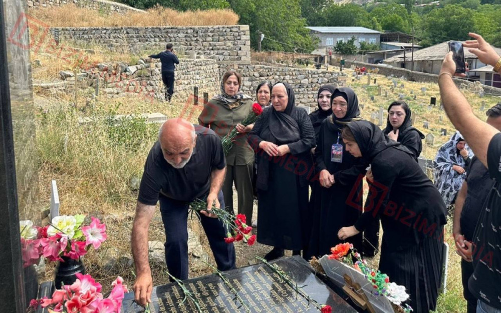Şəhid anaları Ceyhun Hüseynovun məzarı başında<font color=red> - FOTOLAR</font>