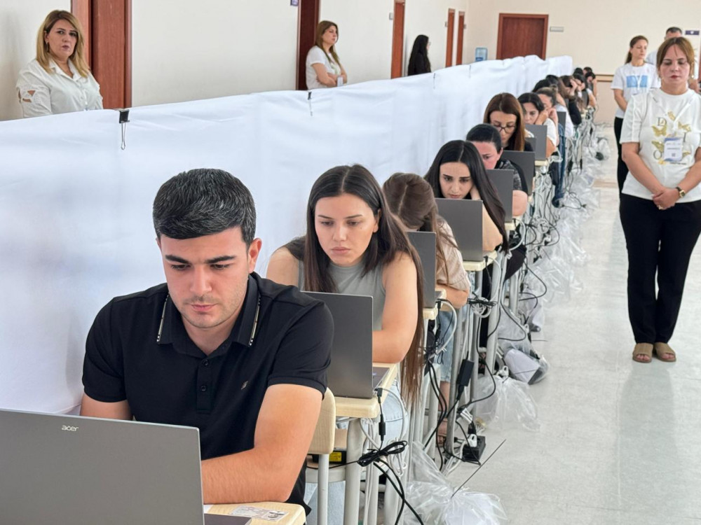 Naxçıvanda ilk dəfə olaraq ölkə üzrə mərkəzləşmiş qaydada müəllimlərin işə qəbul üzrə müsabiqənin test imtahanı mərhələsinə başlanılıb<font color=red> - FOTOLAR</font>