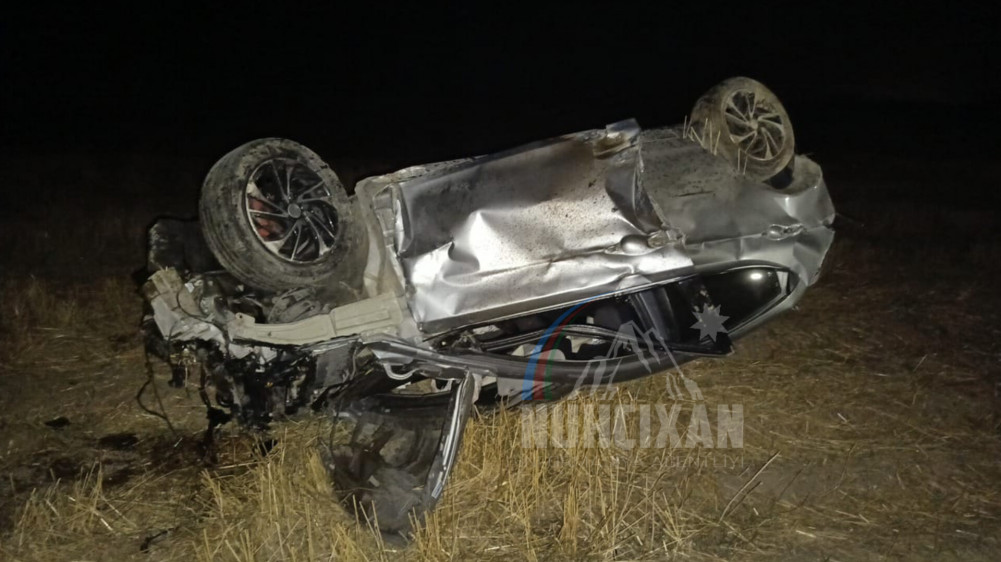 Naxçıvanda avtomobil yoldan çıxaraq aşıb, sürücü ağır xəsarət alıb<font color=red> - FOTOLAR</font>