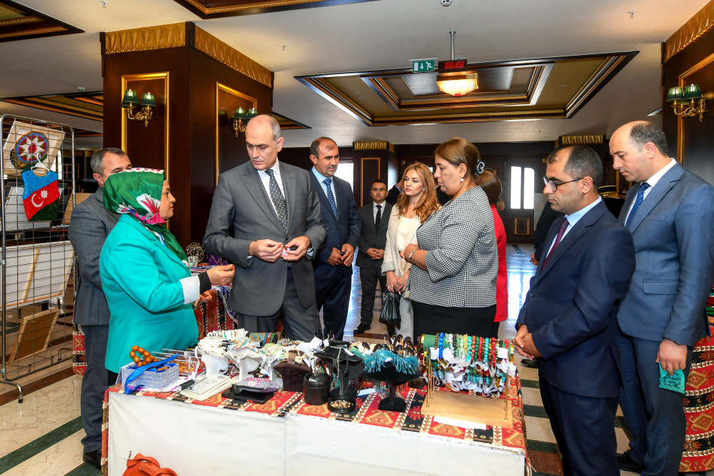 Ali Məclis sədrinin birinci müavini və Aparatın  əməkdaşları sərgi-satış yarmarkasında olub<font color=red> - FOTOLAR</font>