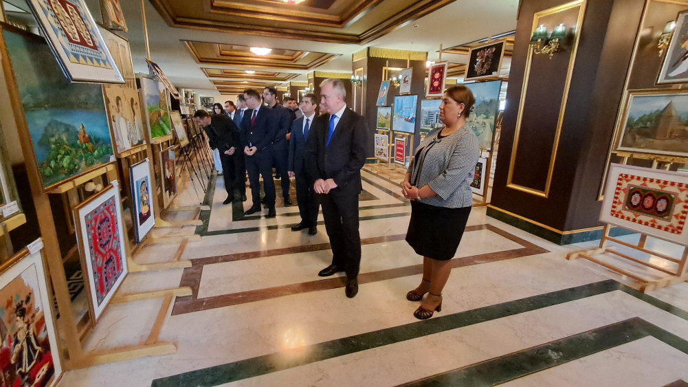 İqtisadiyyat Nazirliyinin kollektivi sərgi-satış yarmarkası ilə tanış olub<font color=red> - FOTOLAR</font>