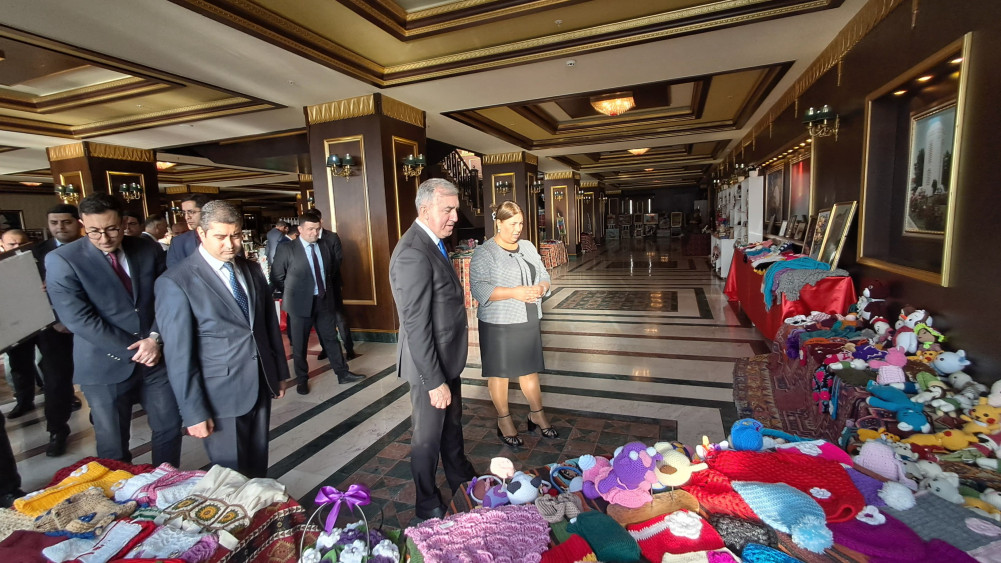 İqtisadiyyat Nazirliyinin kollektivi sərgi-satış yarmarkası ilə tanış olub<font color=red> - FOTOLAR</font>