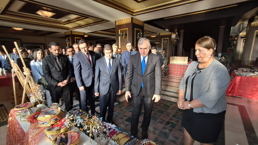 İqtisadiyyat Nazirliyinin kollektivi sərgi-satış yarmarkası ilə tanış olub<font color=red> - FOTOLAR</font>