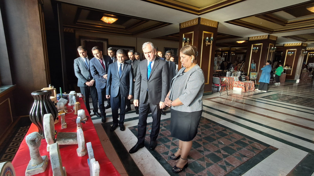 İqtisadiyyat Nazirliyinin kollektivi sərgi-satış yarmarkası ilə tanış olub<font color=red> - FOTOLAR</font>