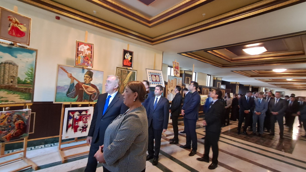 İqtisadiyyat Nazirliyinin kollektivi sərgi-satış yarmarkası ilə tanış olub<font color=red> - FOTOLAR</font>