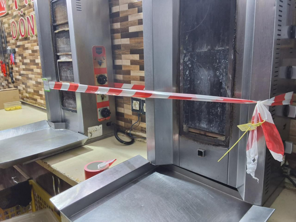 Naxçıvanda qida zəhərlənməsi baş vermiş dönərxananın fəaliyyəti məhdudlaşdırılıb<font color=red> - FOTOLAR</font>