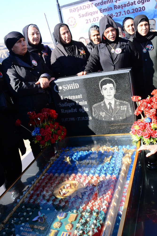Şəhid leytenant Emin Sadiqovun xatirəsi anılıb<font color=red> - FOTOLAR</font>