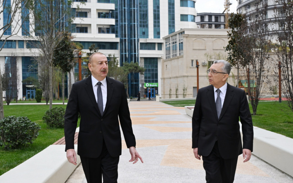 Prezident İlham Əliyev Bakının Nəsimi rayonunda yeni salınan parkda yaradılan şəraitlə tanış olub<font color='red'> - YENİLƏNİB</font><font color=red> - FOTOLAR</font>