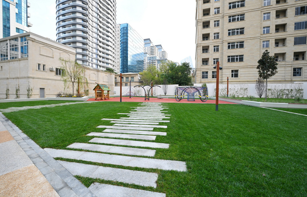 Prezident İlham Əliyev Bakının Nəsimi rayonunda yeni salınan parkda yaradılan şəraitlə tanış olub<font color='red'> - YENİLƏNİB</font><font color=red> - FOTOLAR</font>