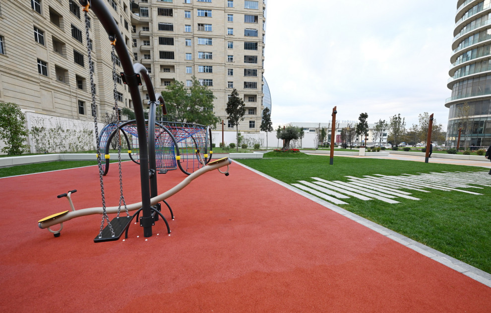 Prezident İlham Əliyev Bakının Nəsimi rayonunda yeni salınan parkda yaradılan şəraitlə tanış olub<font color='red'> - YENİLƏNİB</font><font color=red> - FOTOLAR</font>