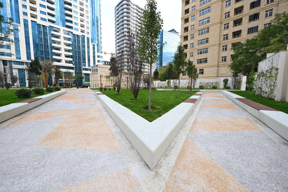 Prezident İlham Əliyev Bakının Nəsimi rayonunda yeni salınan parkda yaradılan şəraitlə tanış olub<font color='red'> - YENİLƏNİB</font><font color=red> - FOTOLAR</font>