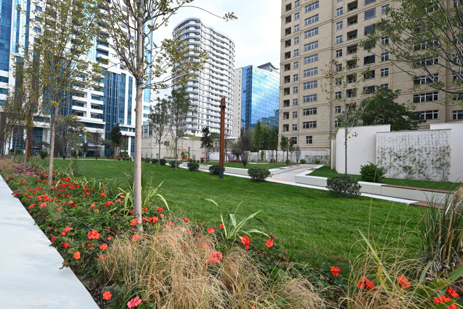 Prezident İlham Əliyev Bakının Nəsimi rayonunda yeni salınan parkda yaradılan şəraitlə tanış olub<font color='red'> - YENİLƏNİB</font><font color=red> - FOTOLAR</font>