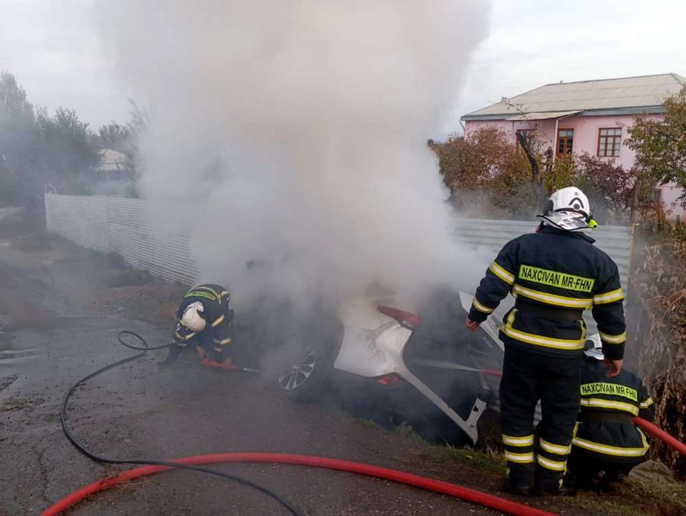 Naxçıvanda minik avtomobili yanıb<font color=red> - FOTOLAR</font>