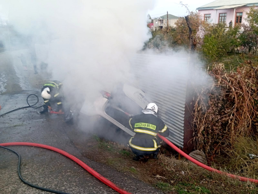 Naxçıvanda minik avtomobili yanıb<font color=red> - FOTOLAR</font>
