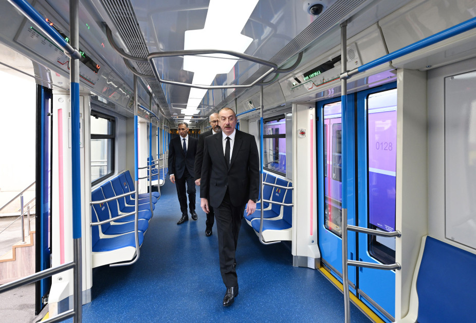 Prezident İlham Əliyev Bakıda komplektləşdirilən yeni nəsil metro qatarları ilə tanış olub<font color='red'> - YENİLƏNİB</font><font color=red> - FOTOLAR</font>