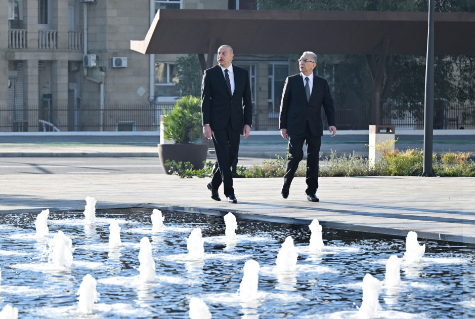 Prezident İlham Əliyev Bakı Dəmiryol Vağzalının və metronun 28 May stansiyasının qarşısında aparılmış abadlıq və yenidənqurma işlərindən sonra yaradılan şəraitlə tanış olub<font color='red'> - YENİLƏNİB</font><font color=red> - FOTOLAR</font>