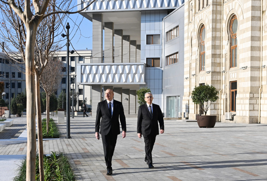 Prezident İlham Əliyev Bakı Dəmiryol Vağzalının və metronun 28 May stansiyasının qarşısında aparılmış abadlıq və yenidənqurma işlərindən sonra yaradılan şəraitlə tanış olub<font color='red'> - YENİLƏNİB</font><font color=red> - FOTOLAR</font>