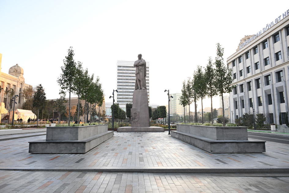 Prezident İlham Əliyev Bakı Dəmiryol Vağzalının və metronun 28 May stansiyasının qarşısında aparılmış abadlıq və yenidənqurma işlərindən sonra yaradılan şəraitlə tanış olub<font color='red'> - YENİLƏNİB</font><font color=red> - FOTOLAR</font>