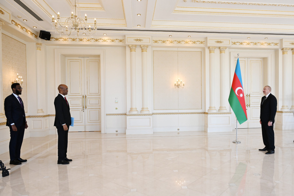 Prezident İlham Əliyev Somalinin Azərbaycanda yeni təyin olunmuş səfirinin etimadnaməsini qəbul edib<font color='red'> - YENİLƏNƏCƏK</font><font color=red> - FOTOLAR</font>
