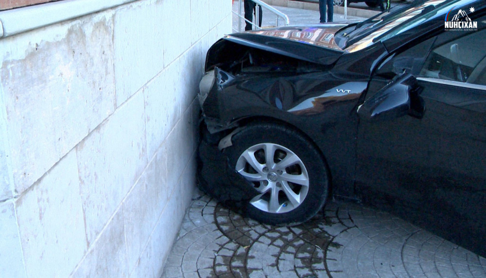 Naxçıvanda avtomobil piyadanı vurub<font color=red> - FOTOLAR</font>