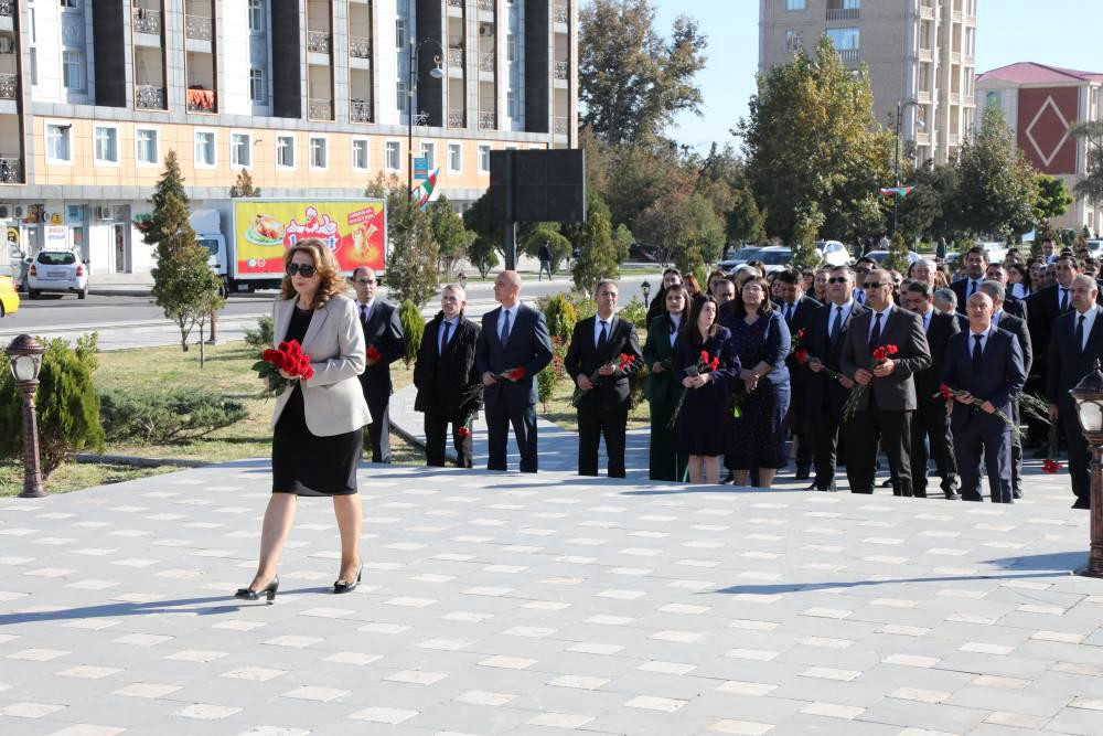 Naxçıvan Muxtar Respublikası Ali Məhkəməsinin kollektivi Zəfər Abidəsini ziyarət edib<font color=red> - FOTOLAR</font>
