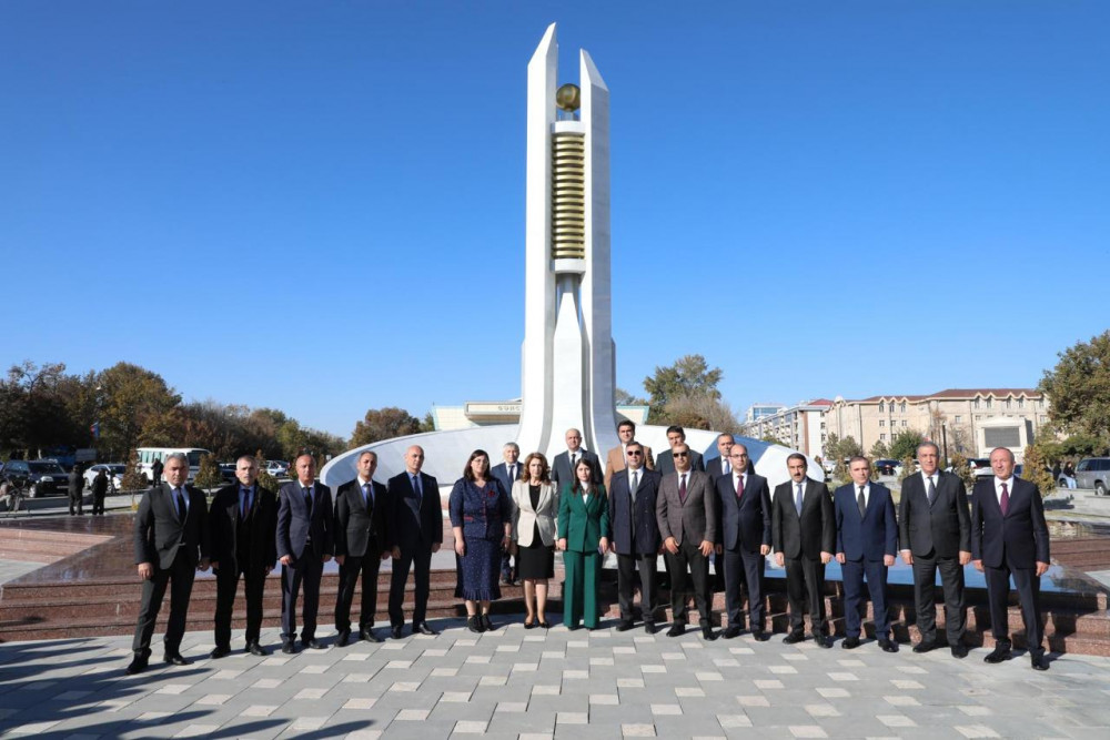 Naxçıvan Muxtar Respublikası Ali Məhkəməsinin kollektivi Zəfər Abidəsini ziyarət edib<font color=red> - FOTOLAR</font>