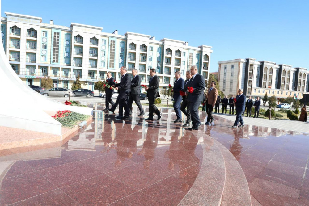 Naxçıvan Muxtar Respublikası Ali Məhkəməsinin kollektivi Zəfər Abidəsini ziyarət edib<font color=red> - FOTOLAR</font>