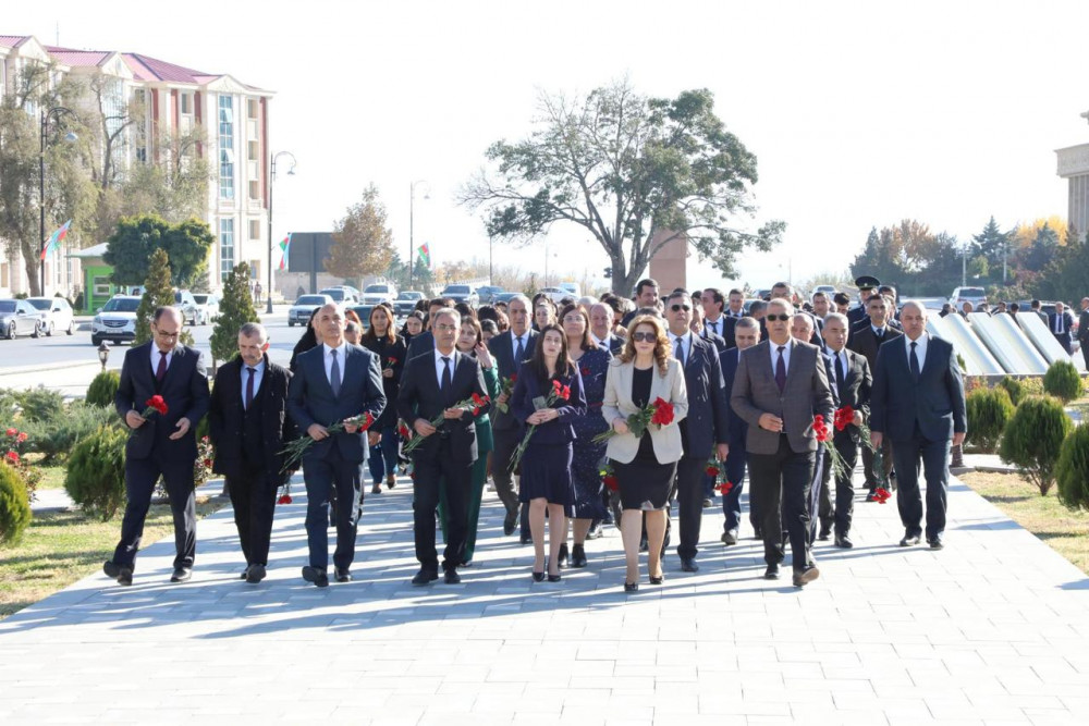 Naxçıvan Muxtar Respublikası Ali Məhkəməsinin kollektivi Zəfər Abidəsini ziyarət edib<font color=red> - FOTOLAR</font>