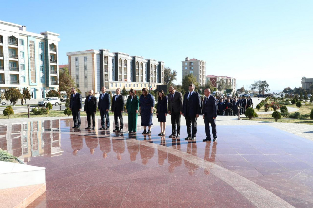 Naxçıvan Muxtar Respublikası Ali Məhkəməsinin kollektivi Zəfər Abidəsini ziyarət edib<font color=red> - FOTOLAR</font>