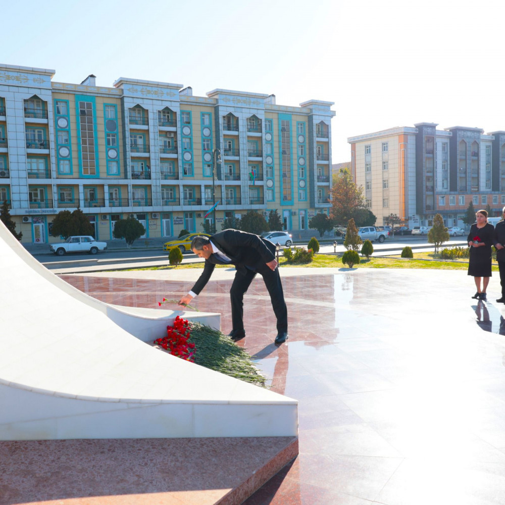 Naxçıvan Muxtar Respublikası Həmkarlar İttifaqları Şurasının kollektivi Zəfər abidəsini ziyarət edib<font color=red> - FOTOLAR</font>