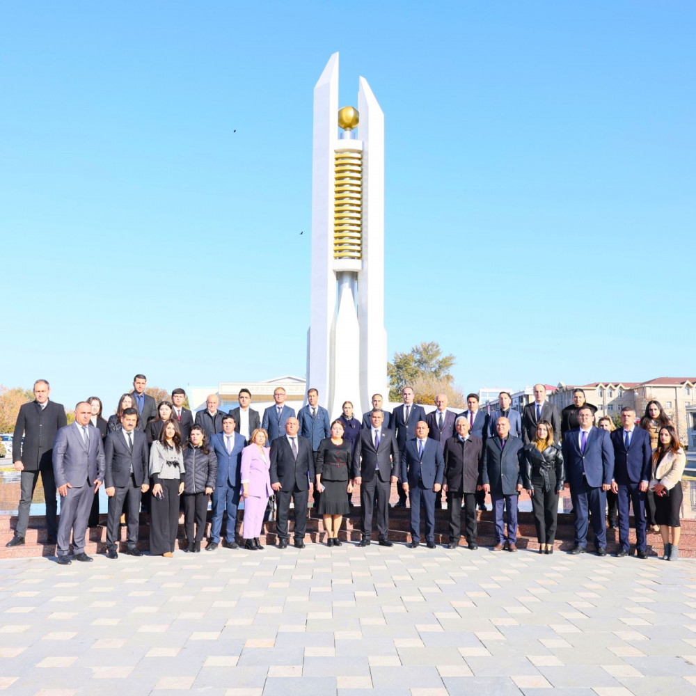 Naxçıvan Muxtar Respublikası Həmkarlar İttifaqları Şurasının kollektivi Zəfər abidəsini ziyarət edib<font color=red> - FOTOLAR</font>