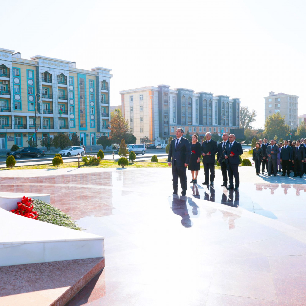 Naxçıvan Muxtar Respublikası Həmkarlar İttifaqları Şurasının kollektivi Zəfər abidəsini ziyarət edib<font color=red> - FOTOLAR</font>