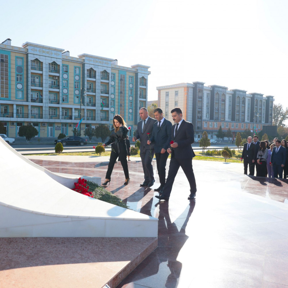 Naxçıvan Muxtar Respublikası Həmkarlar İttifaqları Şurasının kollektivi Zəfər abidəsini ziyarət edib<font color=red> - FOTOLAR</font>