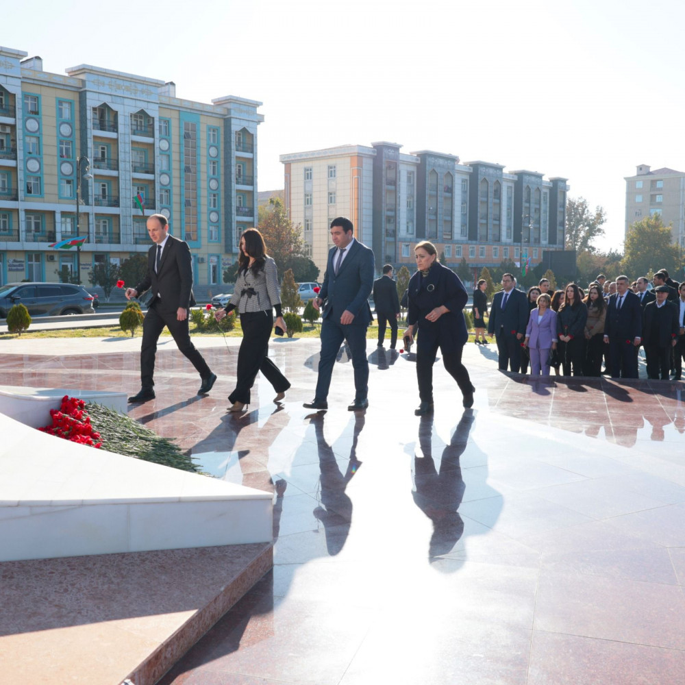 Naxçıvan Muxtar Respublikası Həmkarlar İttifaqları Şurasının kollektivi Zəfər abidəsini ziyarət edib<font color=red> - FOTOLAR</font>