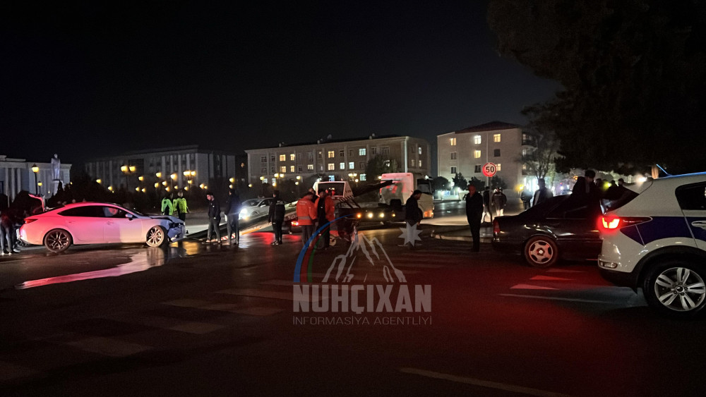 Naxçıvan şəhərində yol-nəqliyyat hadisəsi baş verib, avtomobillərə ciddi ziyan dəyib<font color=red> - FOTOLAR</font>