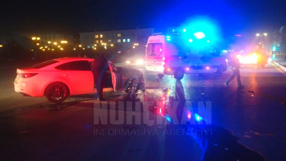 Naxçıvan şəhərində yol-nəqliyyat hadisəsi baş verib, avtomobillərə ciddi ziyan dəyib<font color=red> - FOTOLAR</font>