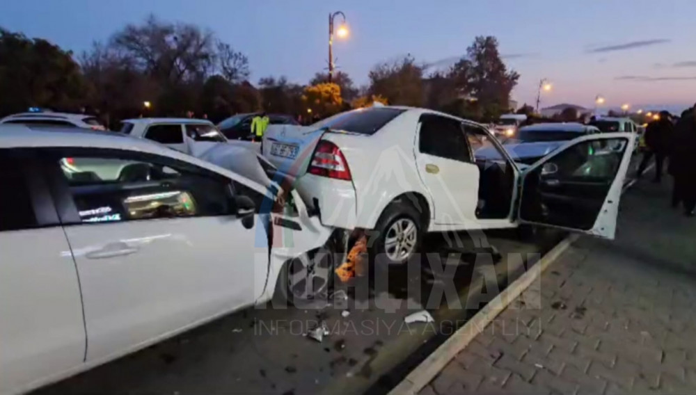 Naxçıvanda zəncirvari qəza: 5 avtomobil toqquşub, 1 nəfər xəsarət alıb<font color=red> - FOTOLAR</font>