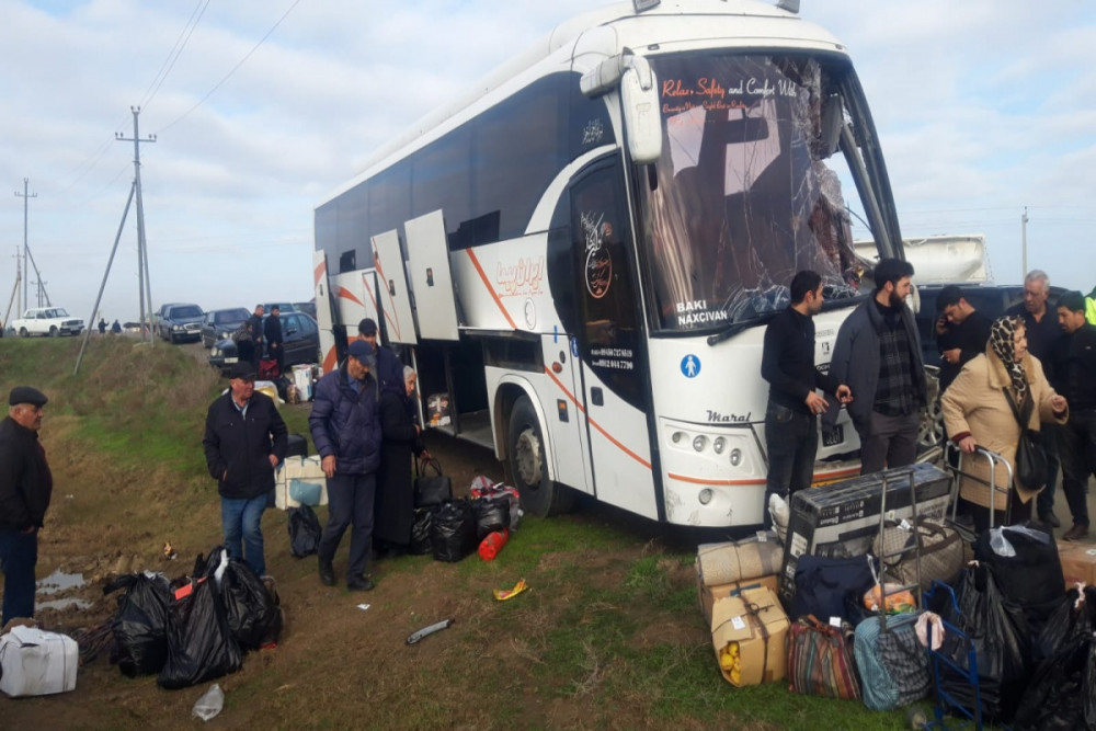 Naxçıvandan Bakıya gedən avtobus Biləsuvarda "Kamaz"la toqquşub, xəsarət alanlar var<font color=red> - FOTOLAR</font>