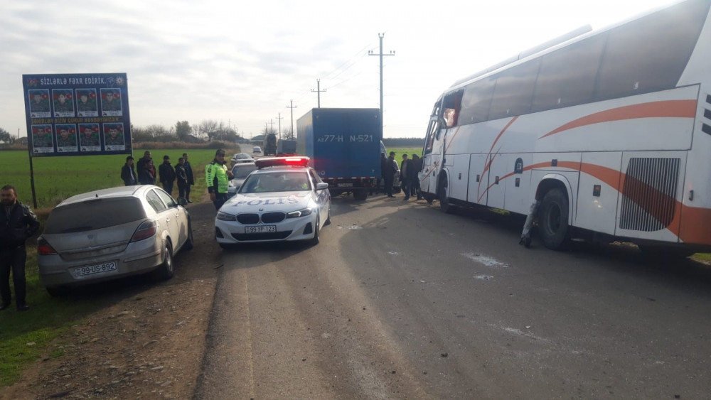 Naxçıvandan Bakıya gedən avtobus Biləsuvarda "Kamaz"la toqquşub, xəsarət alanlar var<font color=red> - FOTOLAR</font>