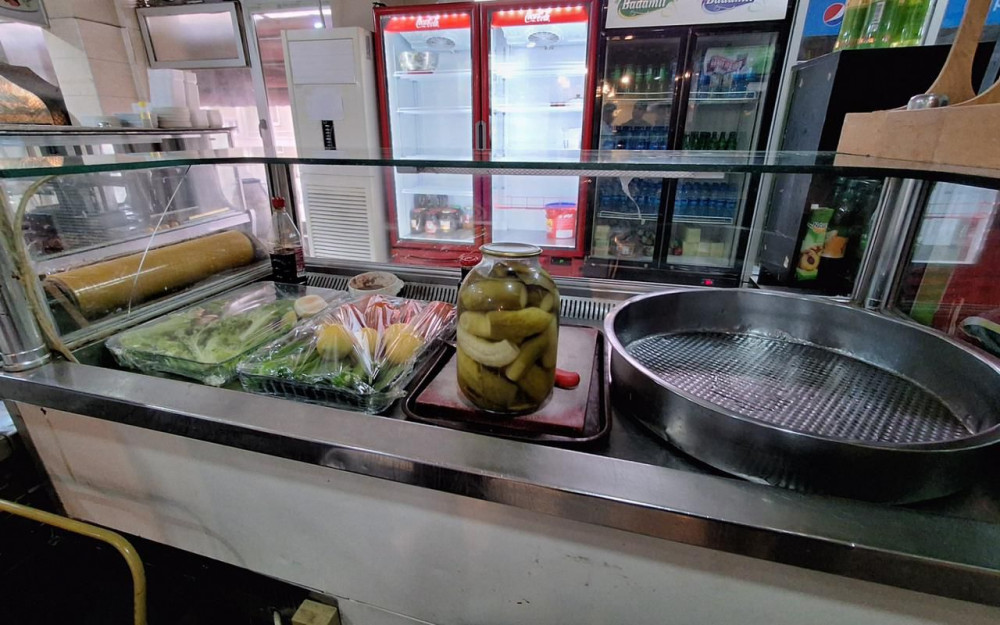 Naxçıvan şəhərində fəaliyyət göstərən “Dəyirmançı” restoranında ciddi nöqsanlar aşkarlanıb<font color=red> - FOTOLAR</font>