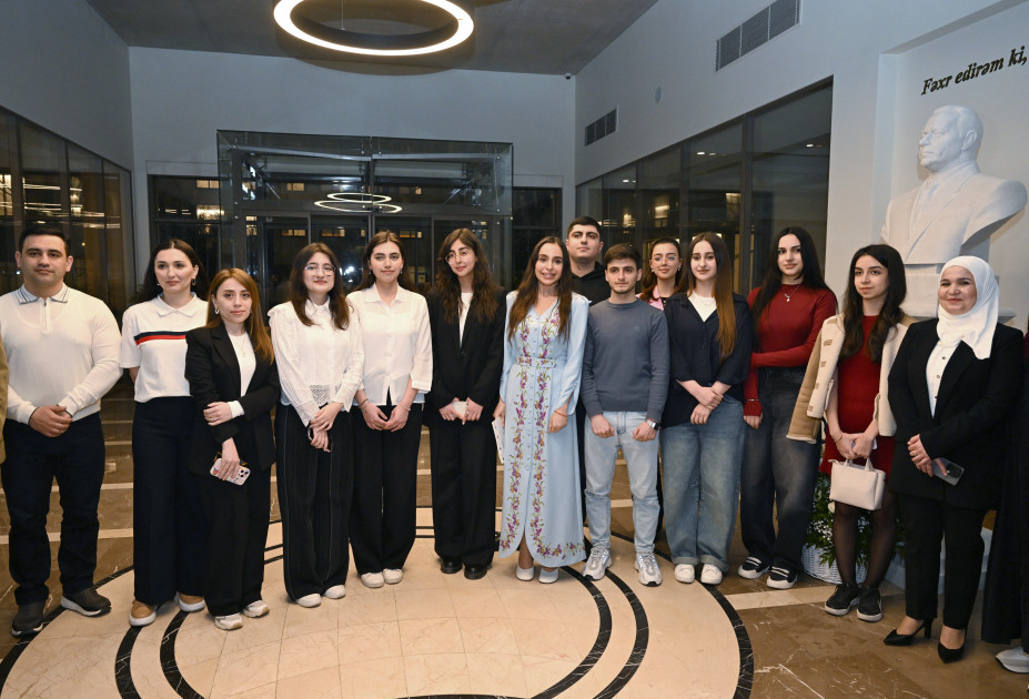 Leyla Əliyeva və Arzu Əliyeva UNEC-də distant Çin dili təhsili alan tələbələrlə görüşüblər<font color=red> - FOTOLAR</font>