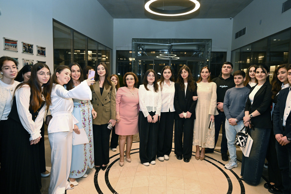 Leyla Əliyeva və Arzu Əliyeva UNEC-də distant Çin dili təhsili alan tələbələrlə görüşüblər<font color=red> - FOTOLAR</font>