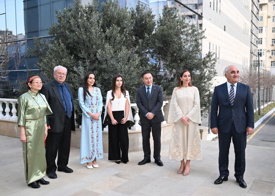 Leyla Əliyeva və Arzu Əliyeva UNEC-də distant Çin dili təhsili alan tələbələrlə görüşüblər<font color=red> - FOTOLAR</font>