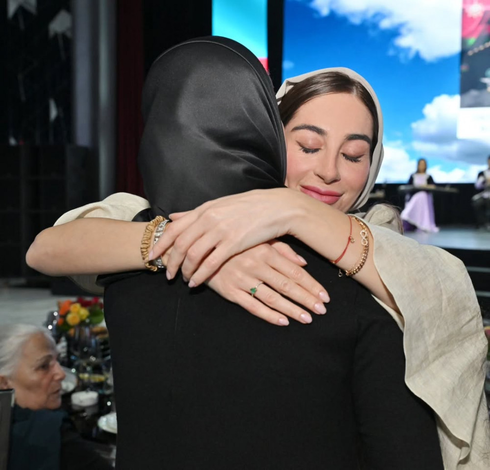 Leyla Əliyeva və Arzu Əliyeva şəhid anaları ilə iftar məclisində iştirak ediblər<font color=red> - FOTOLAR</font>