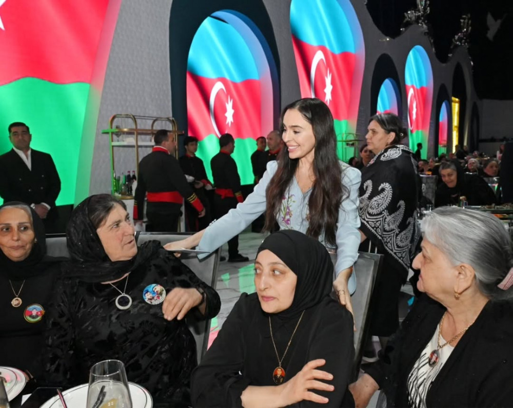Leyla Əliyeva və Arzu Əliyeva şəhid anaları ilə iftar məclisində iştirak ediblər<font color=red> - FOTOLAR</font>