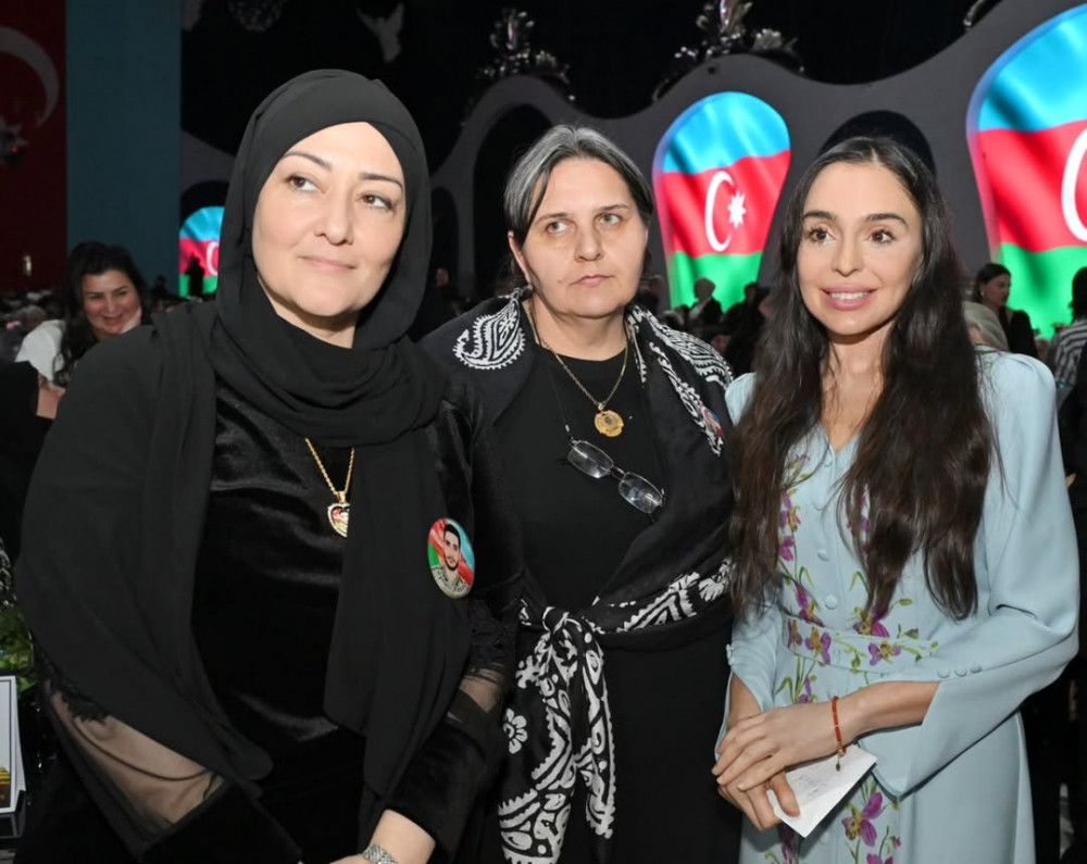 Leyla Əliyeva və Arzu Əliyeva şəhid anaları ilə iftar məclisində iştirak ediblər<font color=red> - FOTOLAR</font>