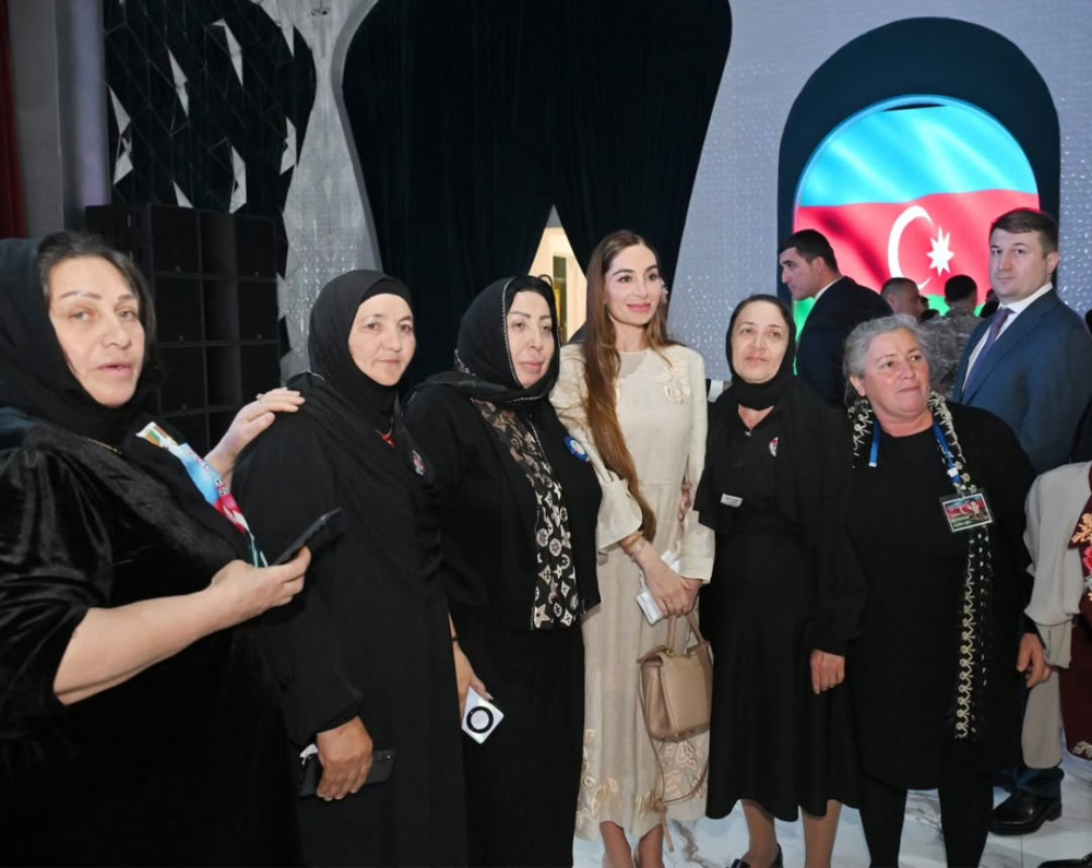 Leyla Əliyeva və Arzu Əliyeva şəhid anaları ilə iftar məclisində iştirak ediblər<font color=red> - FOTOLAR</font>